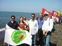 La manifestazione sulla spiaggia di Montalto