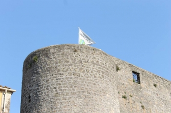 Ronciglione - La bandiera della contrada Abboccatore sui torrioni - Foto di Andrea Vettori
