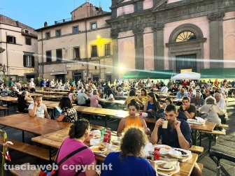 La cena in piazza a sostegno dell'Emporio solidale