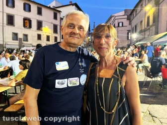 La cena in piazza a sostegno dell'Emporio solidale