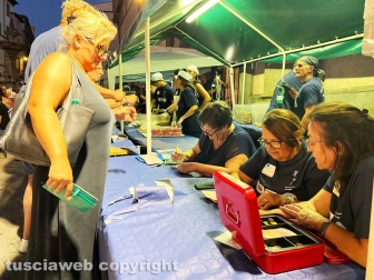 La cena in piazza a sostegno dell'Emporio solidale