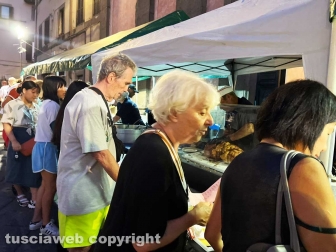 La cena in piazza a sostegno dell'Emporio solidale