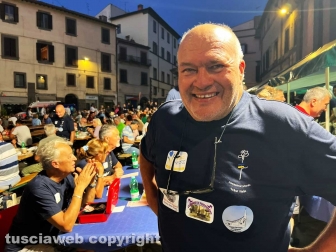 La cena in piazza a sostegno dell'Emporio solidale