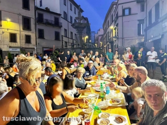La cena in piazza a sostegno dell'Emporio solidale