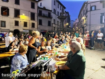 La cena in piazza a sostegno dell'Emporio solidale
