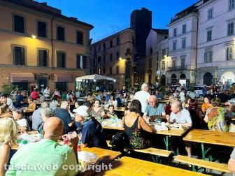 La cena in piazza a sostegno dell'Emporio solidale
