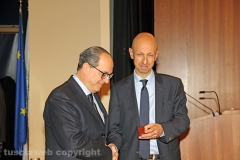 Il rettore Ruggieri consegna la moneta d\'argento a De Castro