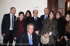 La famiglia di Scarascia Mugnozza davanti alla targa
