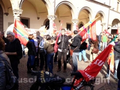 La protesta della Cgil in piazza del Comune