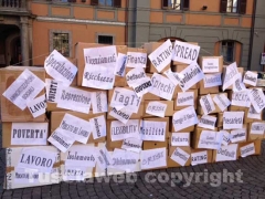La protesta della Cgil in piazza del Comune