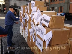 La protesta della Cgil in piazza del Comune