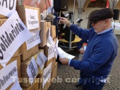 La protesta della Cgil in piazza del Comune