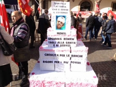 La protesta della Cgil in piazza del Comune
