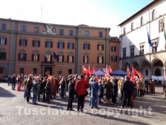 La protesta della Cgil in piazza del Comune