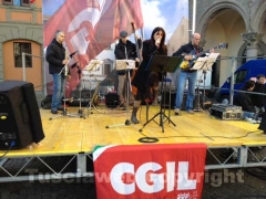 La protesta della Cgil in piazza del Comune