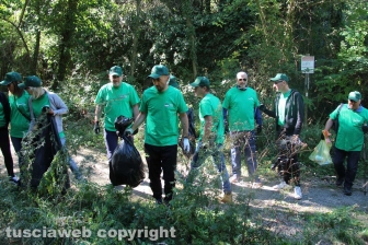 Viterbo - La Cisl ripulisce il parco dell'Arcionello