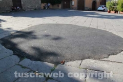 Piazza del Gesù deturpata dal catrame