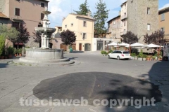 Piazza del Gesù deturpata dal catrame
