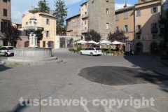 Piazza del Gesù deturpata dal catrame