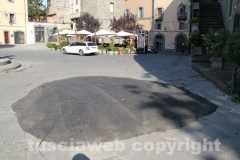Piazza del Gesù deturpata dal catrame
