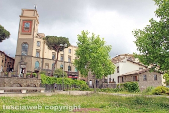 La città invasa dall'erba