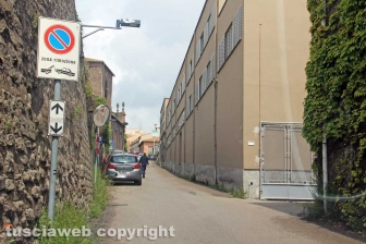 La città invasa dall'erba