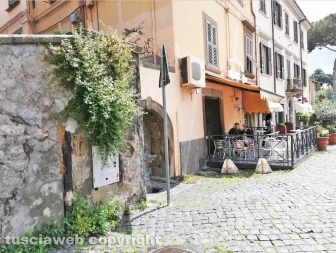La città invasa dall'erba