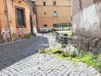 La città invasa dall'erba