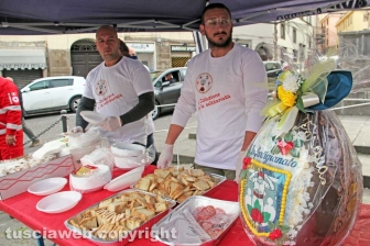 La colazione di Pasqua in piazza Fontana