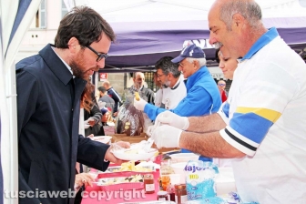 La colazione di Pasqua in piazza Fontana