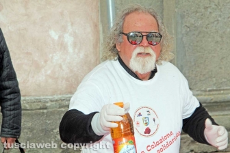 La colazione di Pasqua in piazza Fontana
