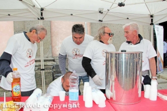 La colazione di Pasqua in piazza Fontana