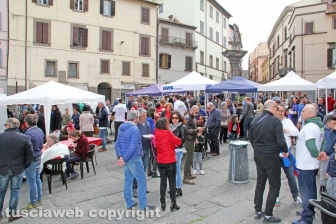 La colazione di Pasqua in piazza Fontana