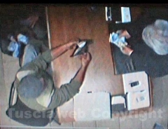 Il momento del passaggio di denaro  tra un extracomunitario e il sindacalista