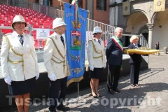 Le immagini della consegna della mazza argentea