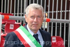 Le immagini della consegna della mazza argentea