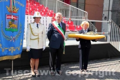 Le immagini della consegna della mazza argentea