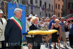 Le immagini della consegna della mazza argentea