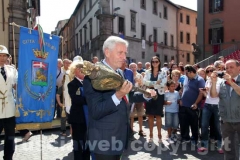 Le immagini della consegna della mazza argentea