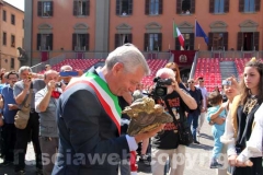 Le immagini della consegna della mazza argentea