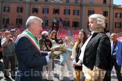 Le immagini della consegna della mazza argentea