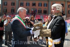 Le immagini della consegna della mazza argentea