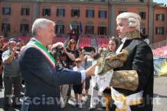 Le immagini della consegna della mazza argentea