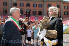 Le immagini della consegna della mazza argentea