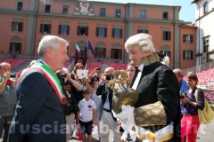 Le immagini della consegna della mazza argentea
