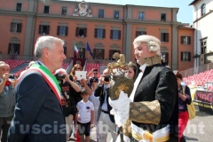 Le immagini della consegna della mazza argentea