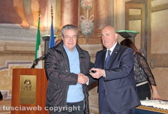 La consegna delle onorificenze a palazzo dei Priori