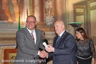 La consegna delle onorificenze a palazzo dei Priori