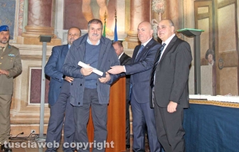 La consegna delle onorificenze a palazzo dei Priori