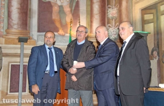 La consegna delle onorificenze a palazzo dei Priori